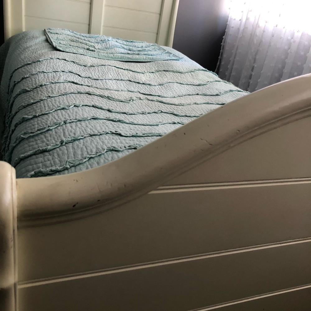 Tween sized bed - Picture 2 of 4